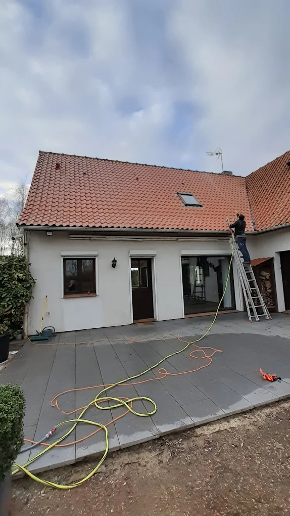 Application d'un traitement anti-mousse hydrofuge sur la toiture